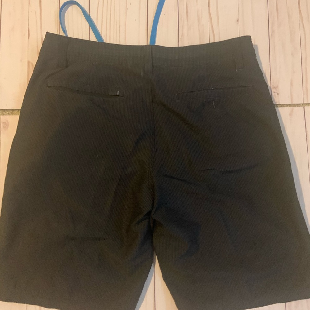Men’s golf shorts